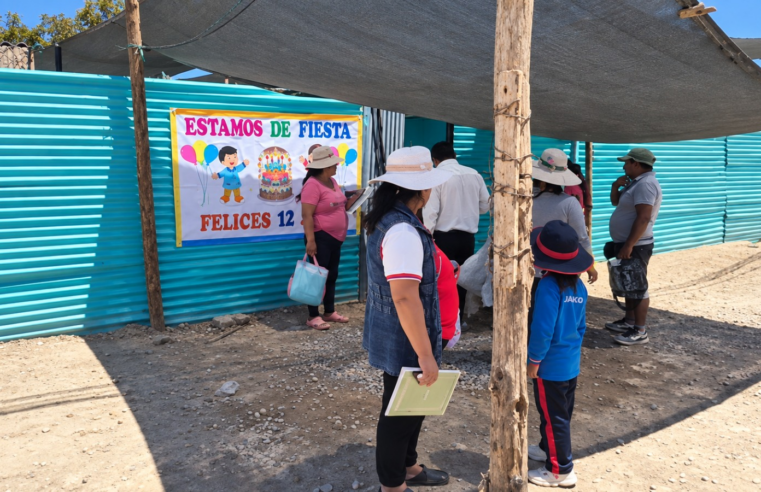Niños de Majes estudian en patio por intenso calor