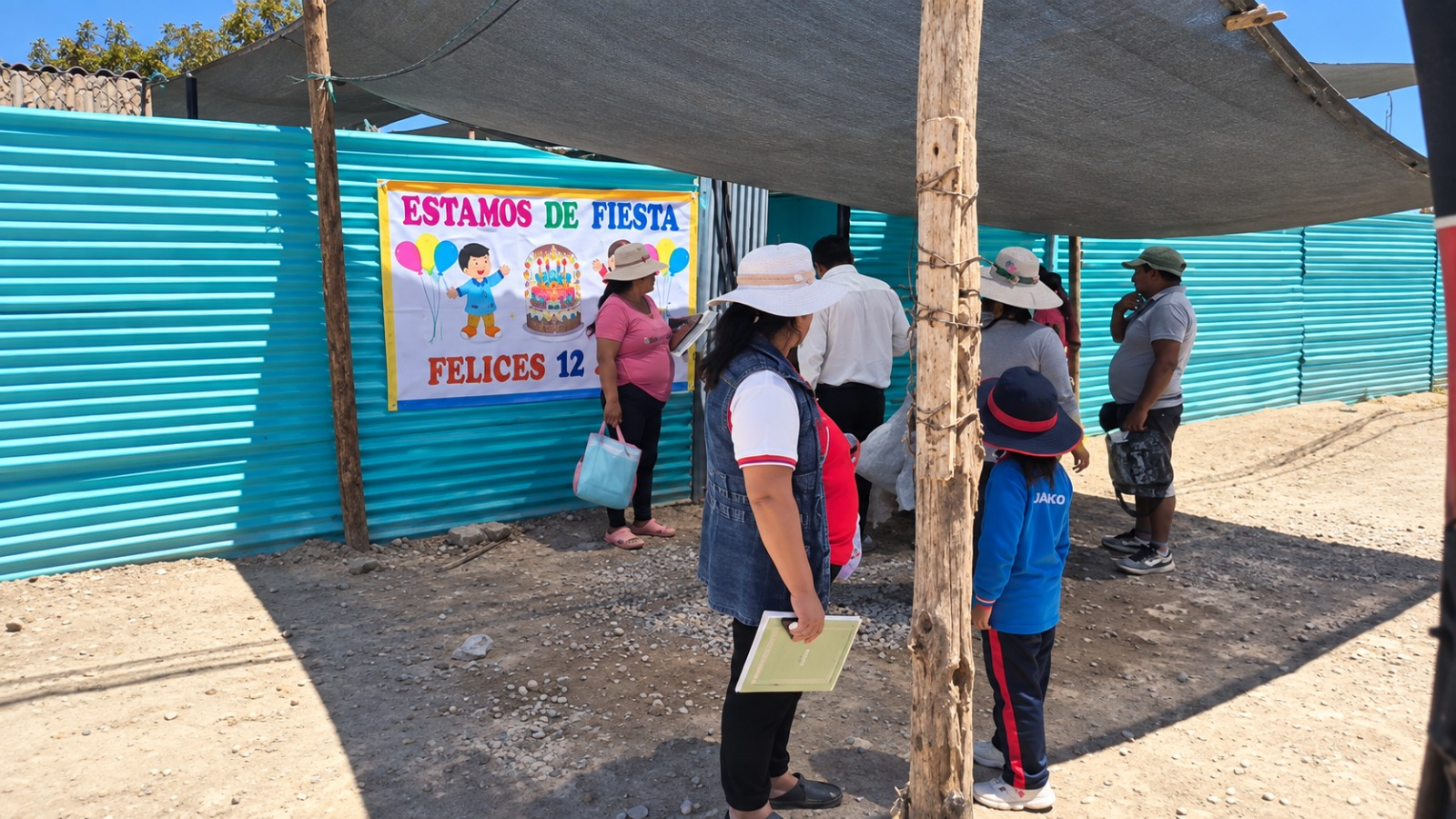 Niños de Majes estudian en patio por intenso calor