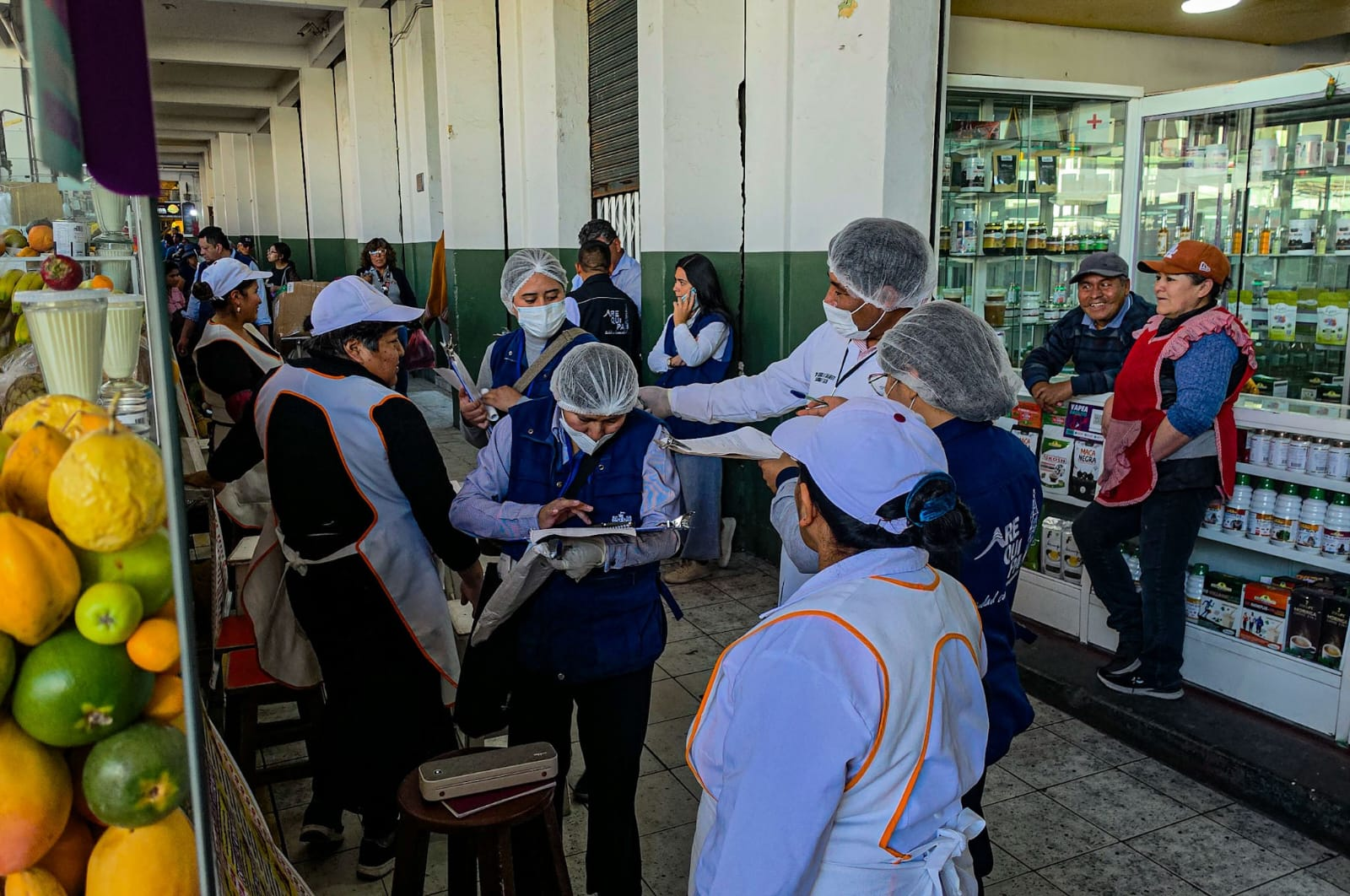 Sancionan a 21 comerciantes del mercado San Camilo por deficiencias sanitarias