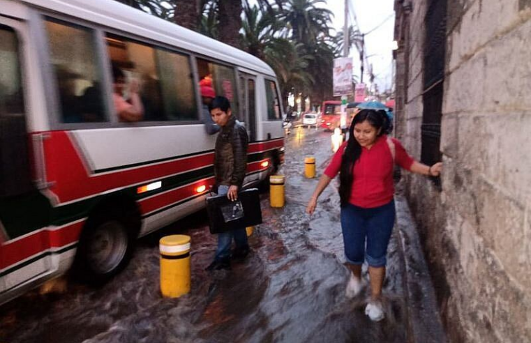 Lluvias intensas provocan cancelación de vuelos y huaicos