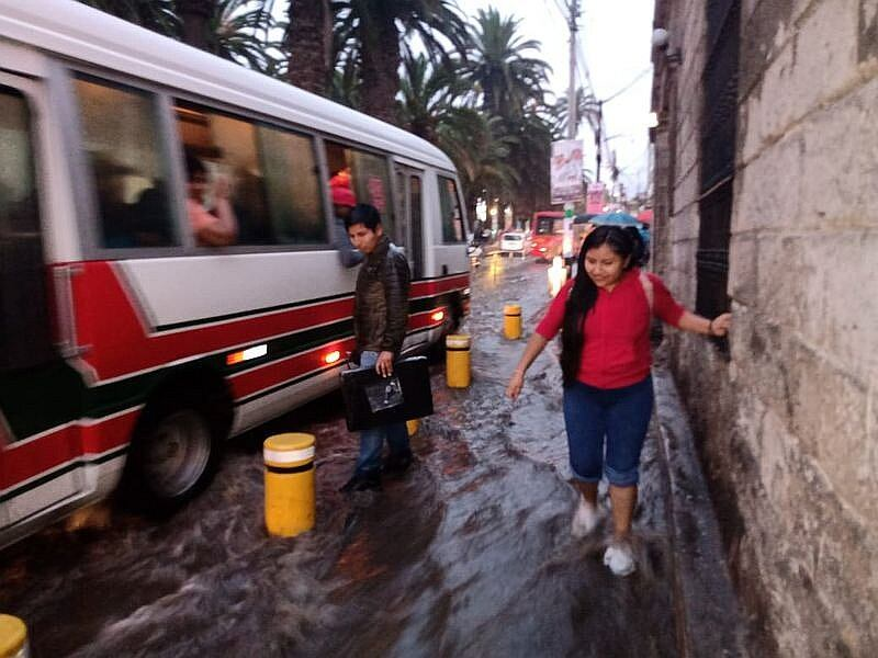 Lluvias intensas provocan cancelación de vuelos y huaicos