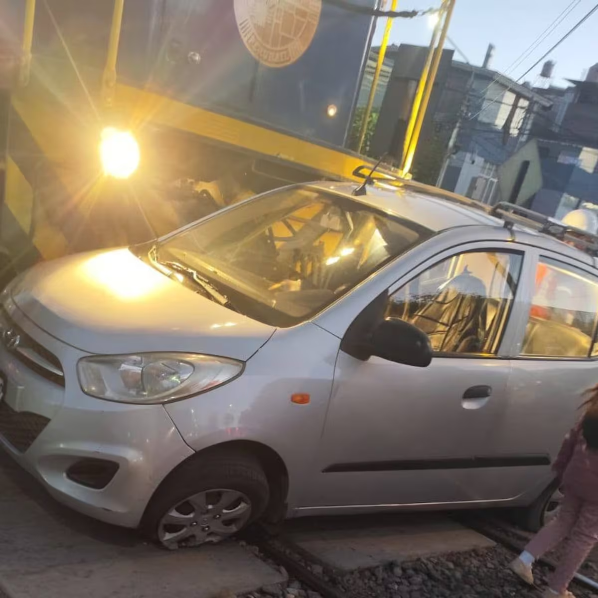 Dos vehículos son impactados por trenes al intentar cruzar las vías en Arequipa