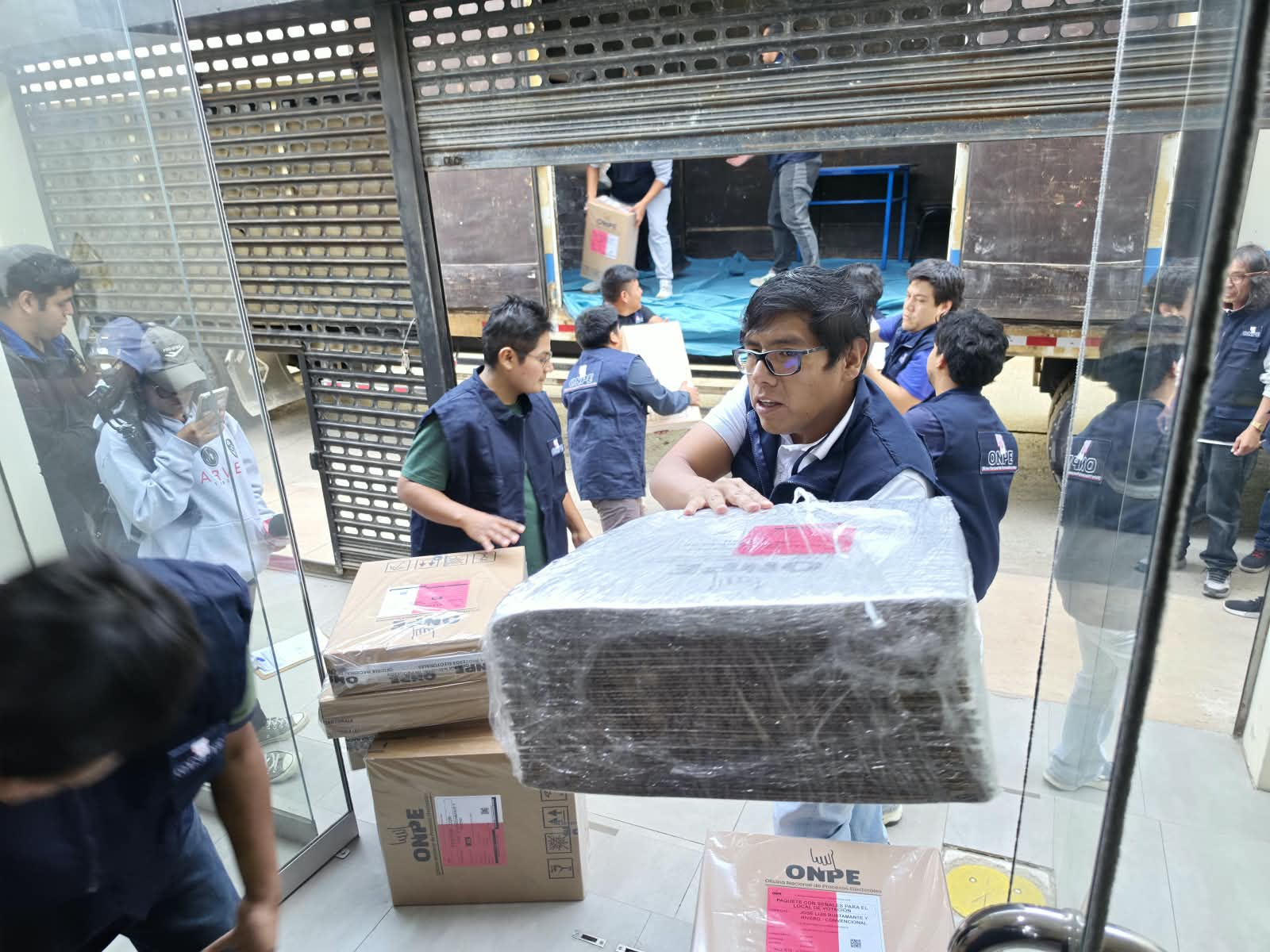 Material electoral llega a Arequipa para comicios municipales y regionales