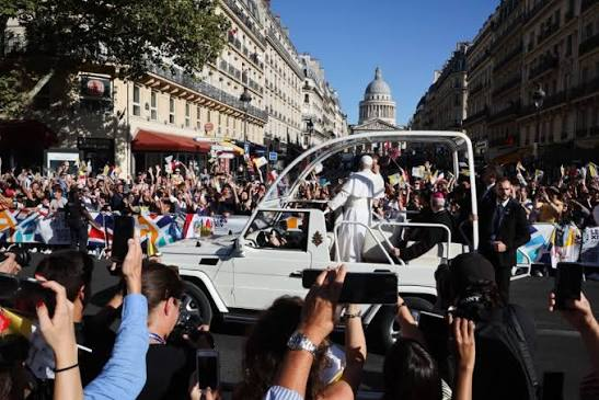 PARÍS ACLAMA A LEÓN XIV EN SU RECORRIDO