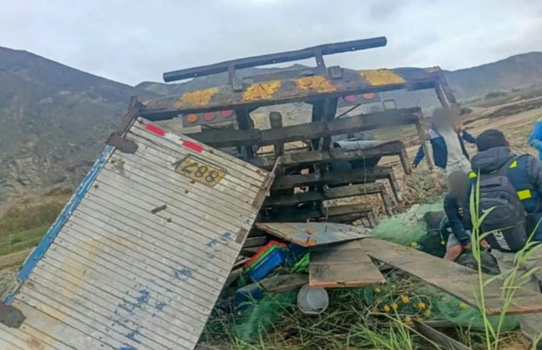 22 heridos deja volcadura de camión en la Panamericana Norte