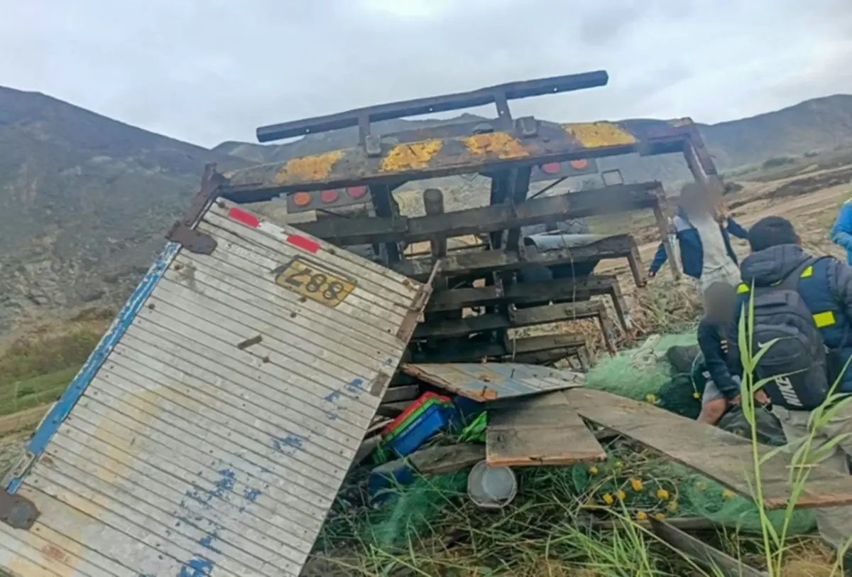 22 heridos deja volcadura de camión en la Panamericana Norte