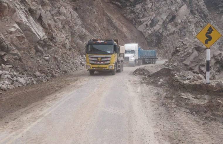 Tránsito se restablece en la Panamericana Sur tras derrumbe de rocas y tierra
