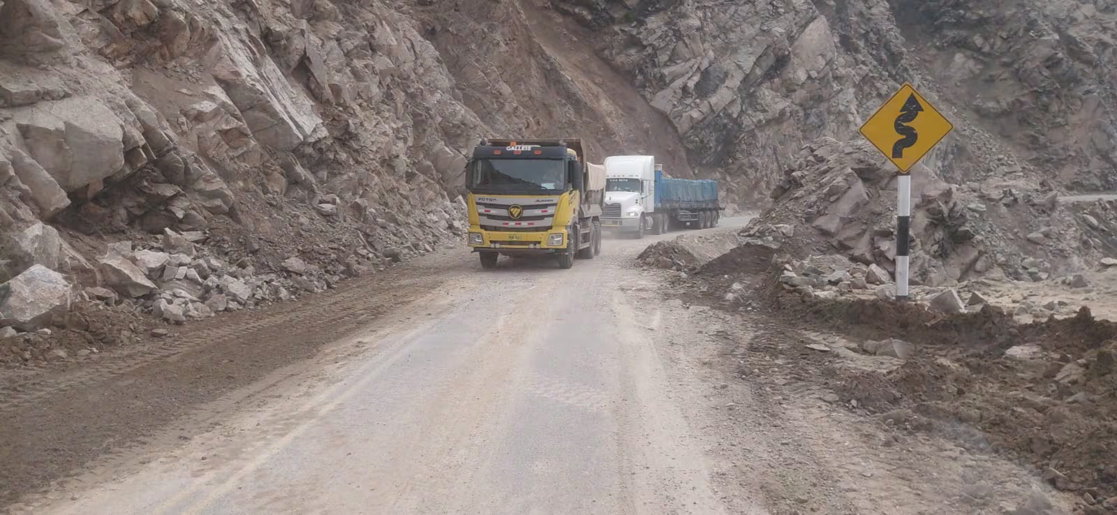 Tránsito se restablece en la Panamericana Sur tras derrumbe de rocas y tierra