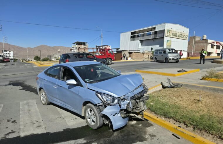 Demandan rompemuelles y semáforos tras accidentes en Socabaya.