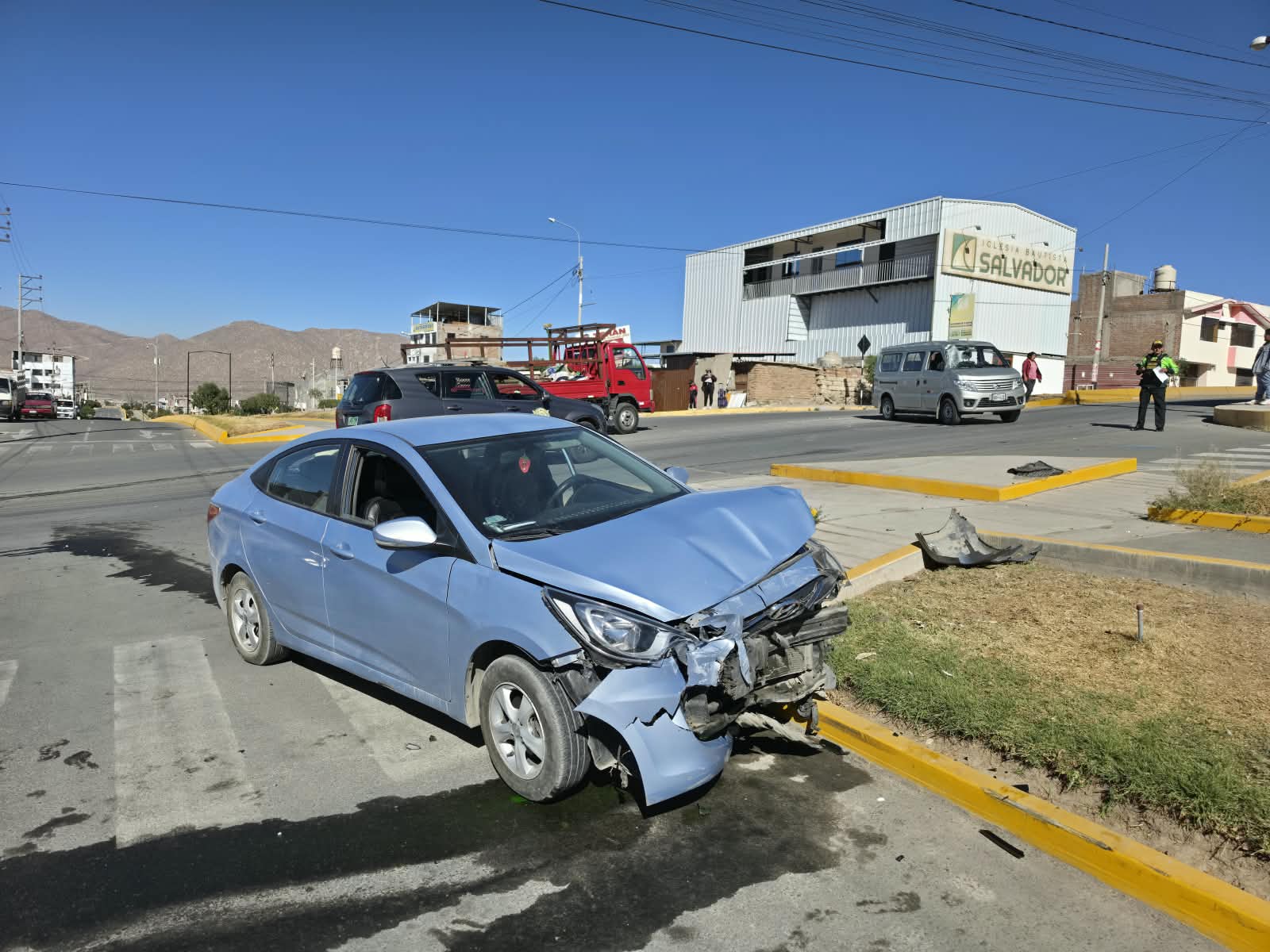 Demandan rompemuelles y semáforos tras accidentes en Socabaya.