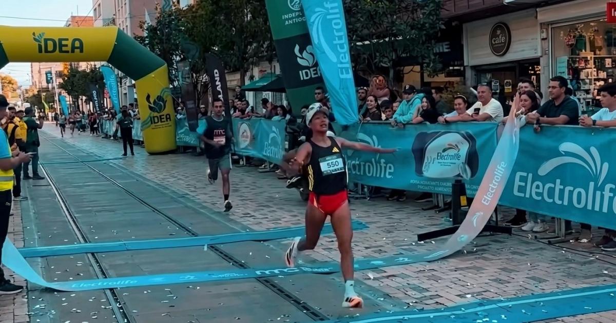 12-3: Peruana Dina Velásquez ganó media maratón en Colombia