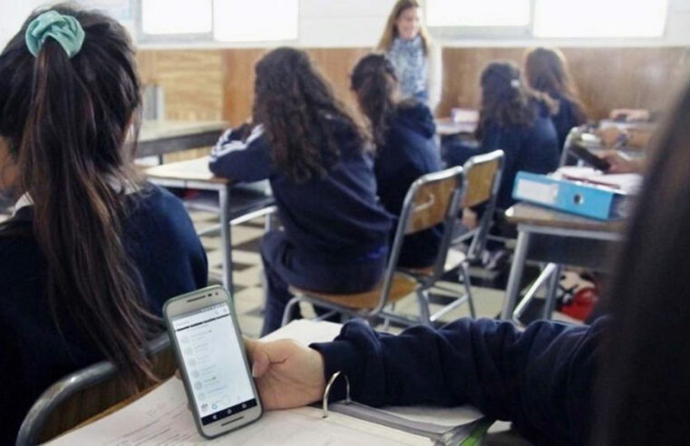 ¿Prohibición o herramienta? El reto de los colegios de Arequipa para regular el celular en el aula sin apagar la tecnología