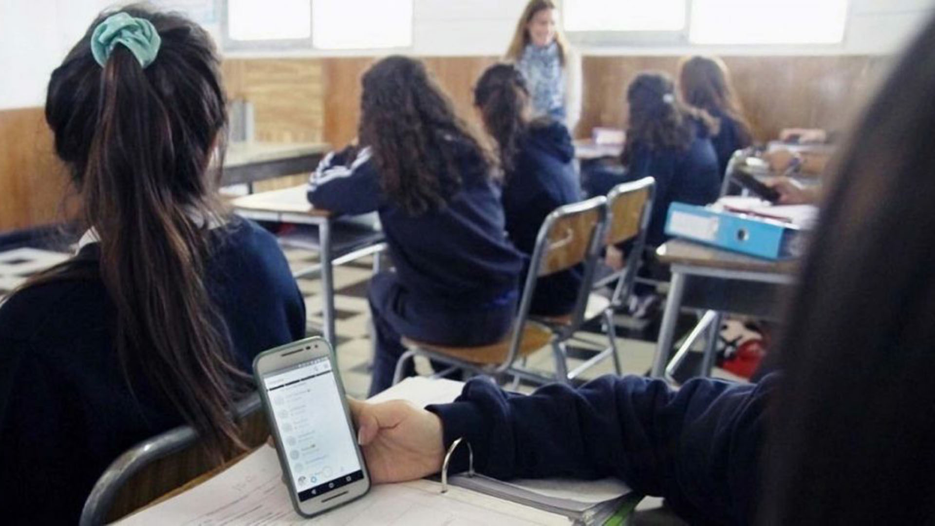 ¿Prohibición o herramienta? El reto de los colegios de Arequipa para regular el celular en el aula sin apagar la tecnología