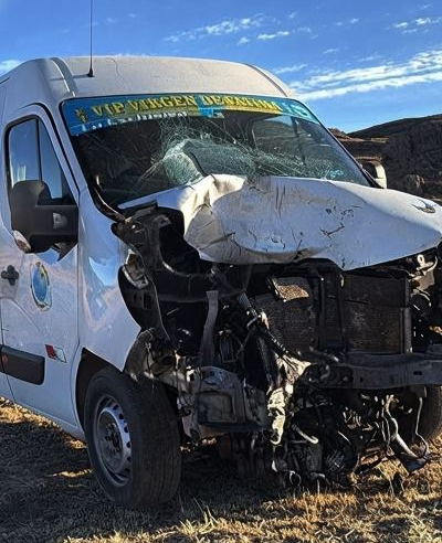 Choque frontal entre miniván y motocarga deja tres fallecidos