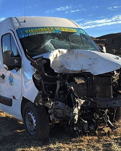 Choque frontal entre miniván y motocarga deja tres fallecidos