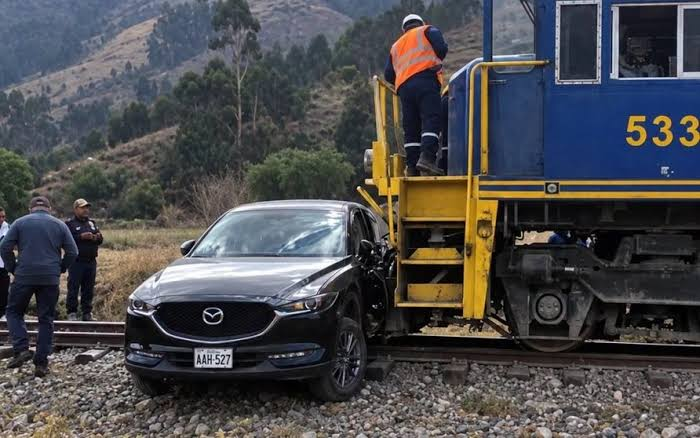 Choque entre tren y camioneta deja dos heridos en Huarocondo
