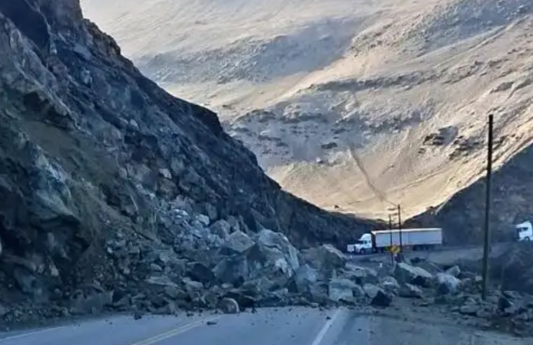 Derrumbe de rocas mantiene restringido el tránsito en la Panamericana Sur