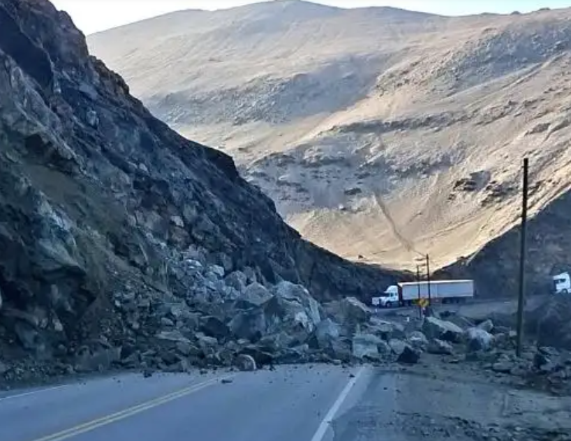 Derrumbe de rocas mantiene restringido el tránsito en la Panamericana Sur