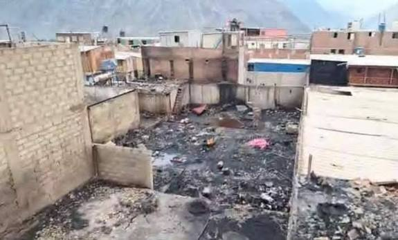 Vecinos de Secocha enfrentaron incendio en vivienda ante falta de agua potable