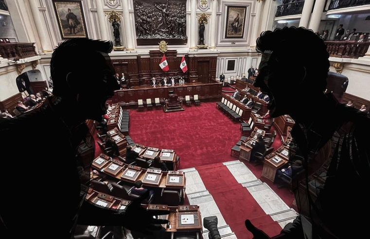 Entre el griterío y la penumbra
