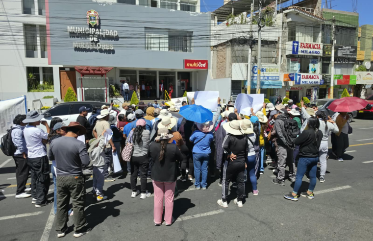 Vecinos protestan por retraso de obra vial en Miraflores
