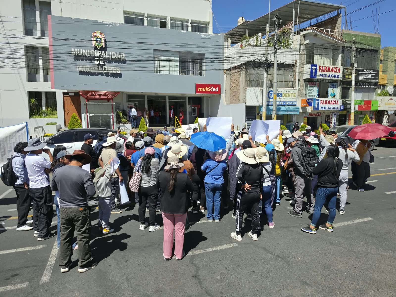 Vecinos protestan por retraso de obra vial en Miraflores