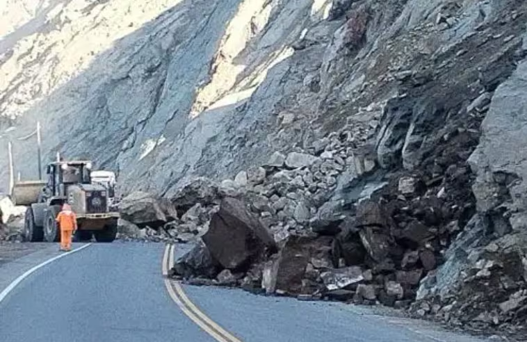 Taludes inestables mantienen en riesgo de bloqueo la Panamericana Sur