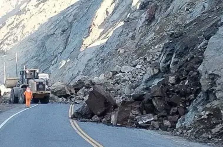 Taludes inestables mantienen en riesgo de bloqueo la Panamericana Sur