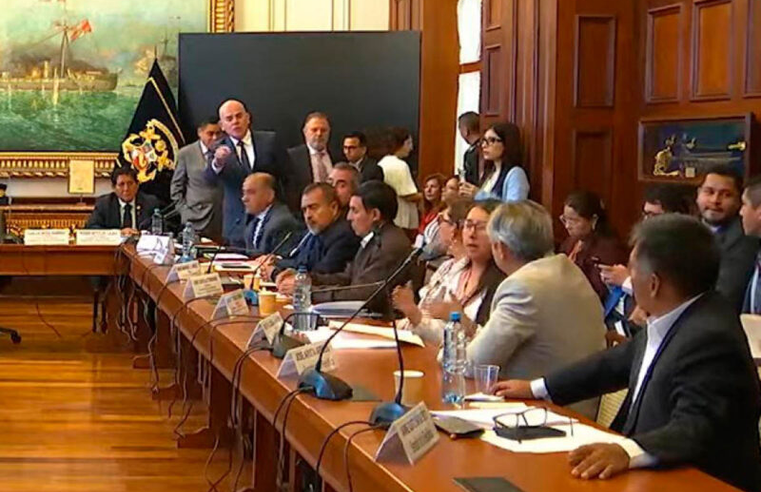 Ministros y legisladores protagonizan altercado durante debate de facultades