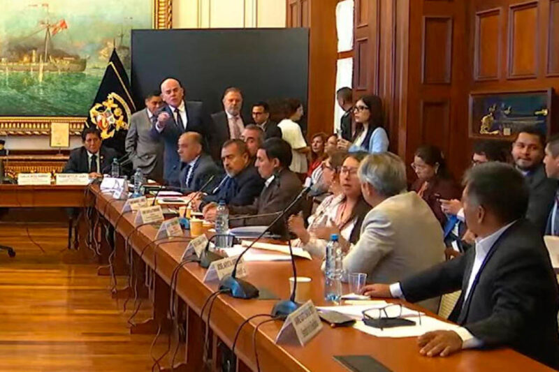 Ministros y legisladores protagonizan altercado durante debate de facultades