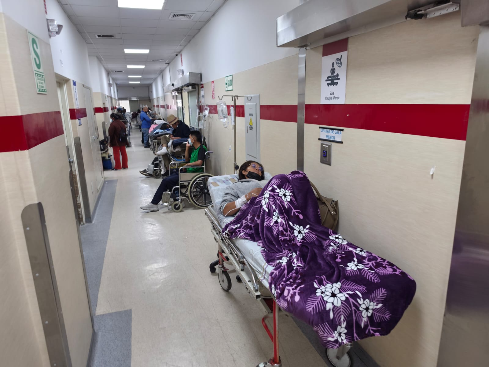 Colapsa emergencia del HDE: pacientes esperan camas, medicinas y cirugías