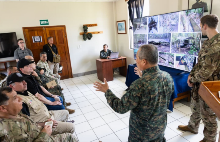Ministro de Defensa se reúne con jefe del Comando Sur de EE. UU. para reforzar cooperación