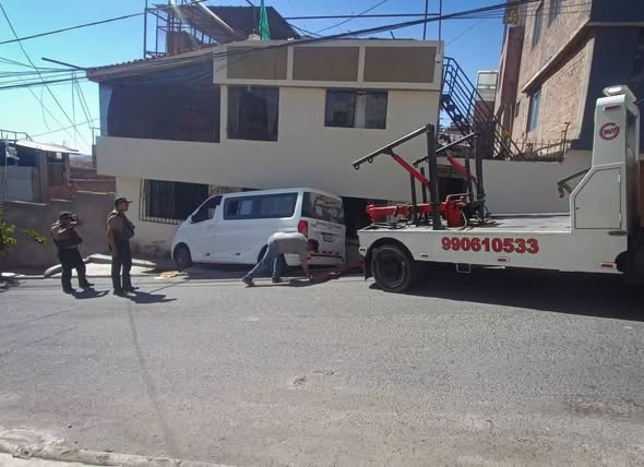 Siete escolares heridos tras choque de movilidad contra una vivienda