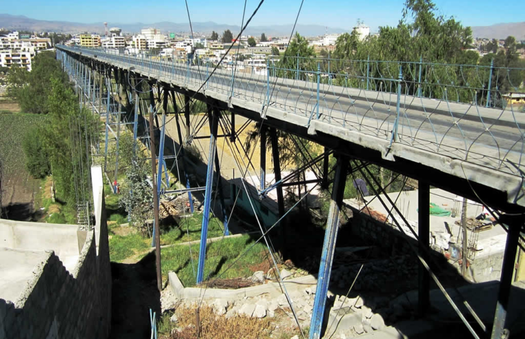 Daños en el puente de Fierro porque conductores burlan restricciones