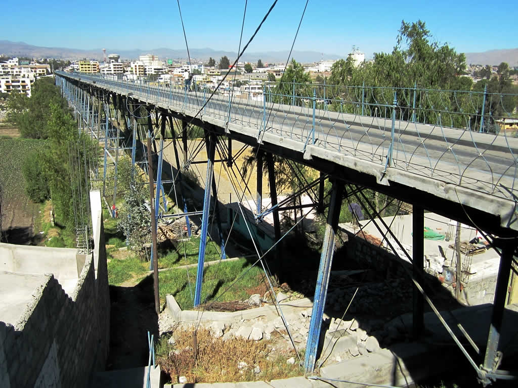 Daños en el puente de Fierro porque conductores burlan restricciones