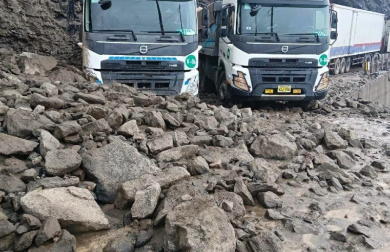Conductores retiran rocas que interrumpe tránsito en el tramo Ocoña y La Planchada