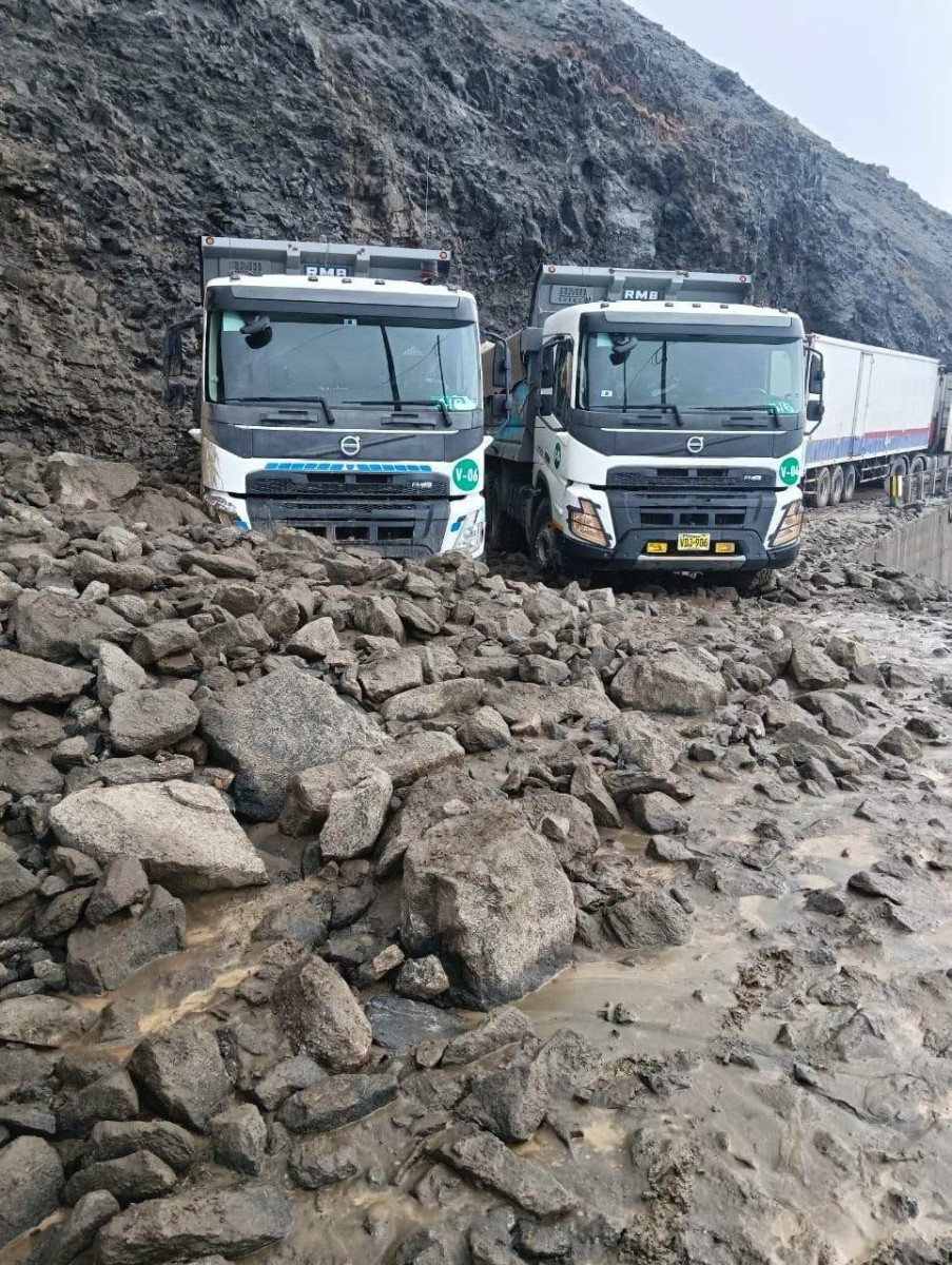 Conductores retiran rocas que interrumpe tránsito en el tramo Ocoña y La Planchada
