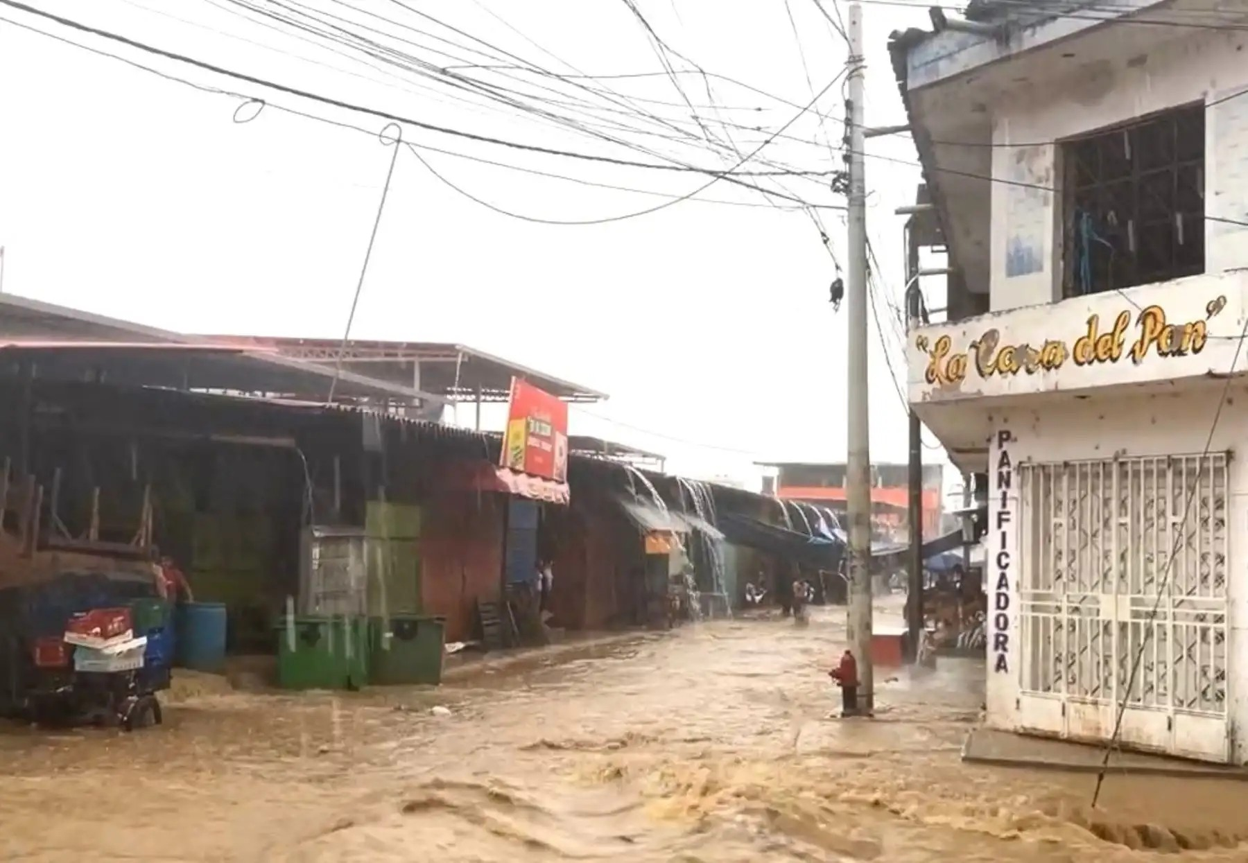 Lluvias inundan viviendas y comercios en Chulucanas y dejan calles anegadas