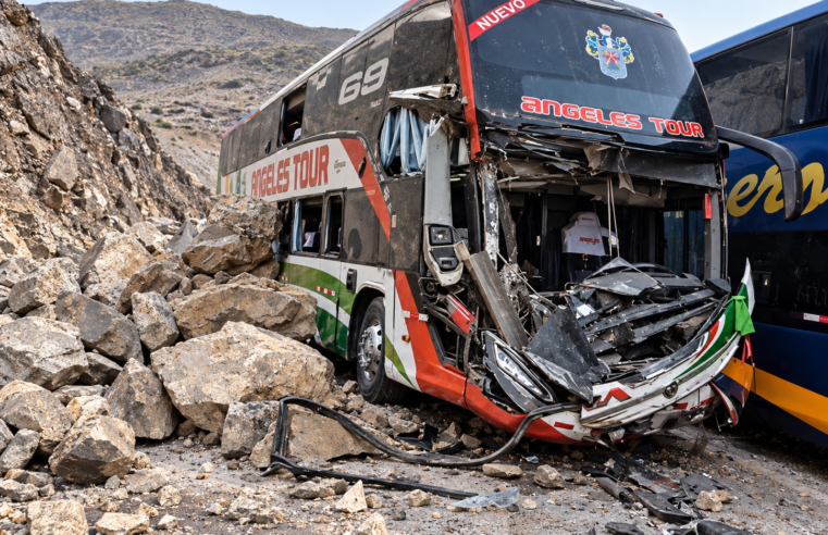 Nuevo derrumbe en la Panamericana Sur deja cinco pasajeros heridos