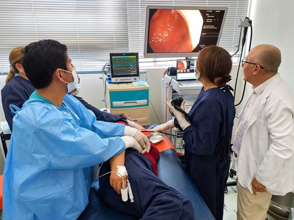 Hospital Honorio Delgado incorpora equipo para detectar cáncer digestivo