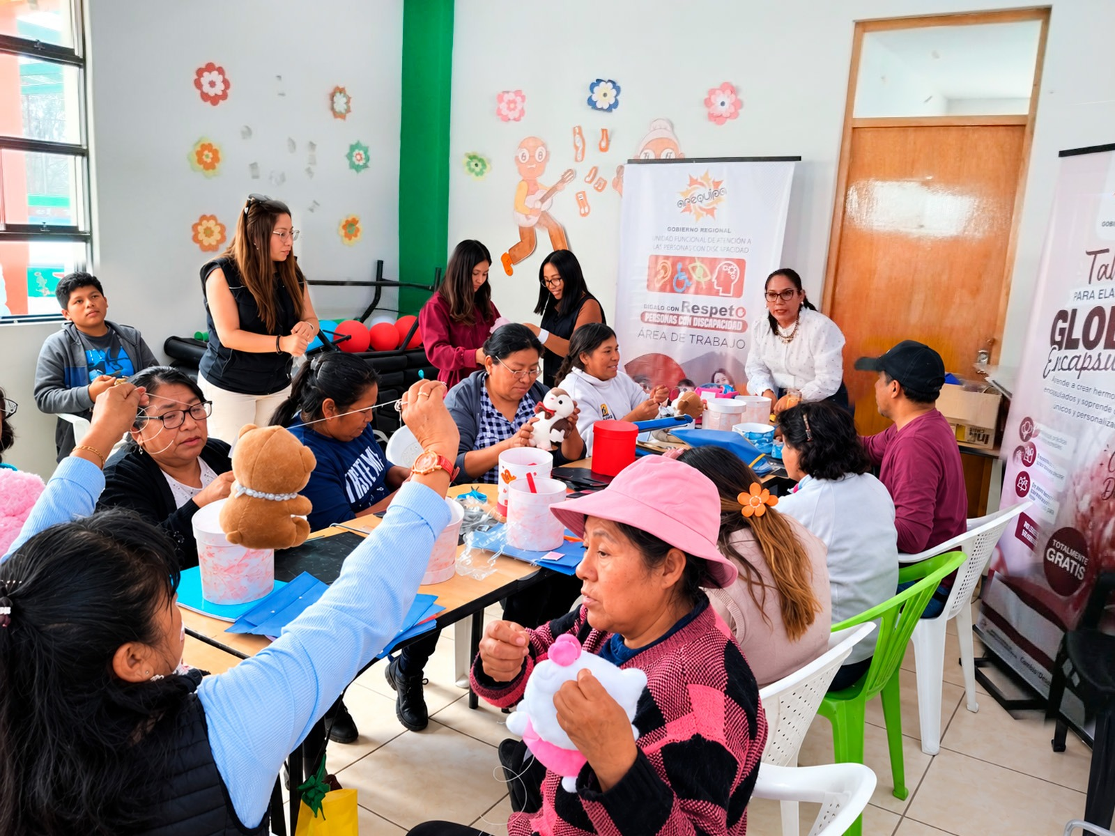 Capacitan a más de 100 personas en emprendimientos inclusivos