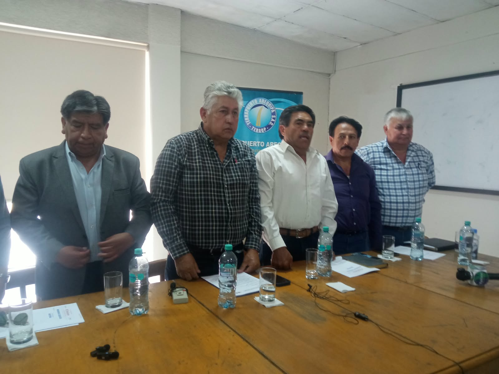 Transportistas de carga pesada y taxistas evalúan paralización por alza de combustibles