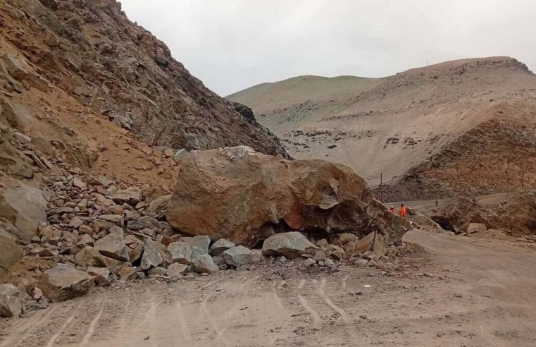 Ocoña exige declaratoria de emergencia por bloqueos en carretera y riesgo de desbordes
