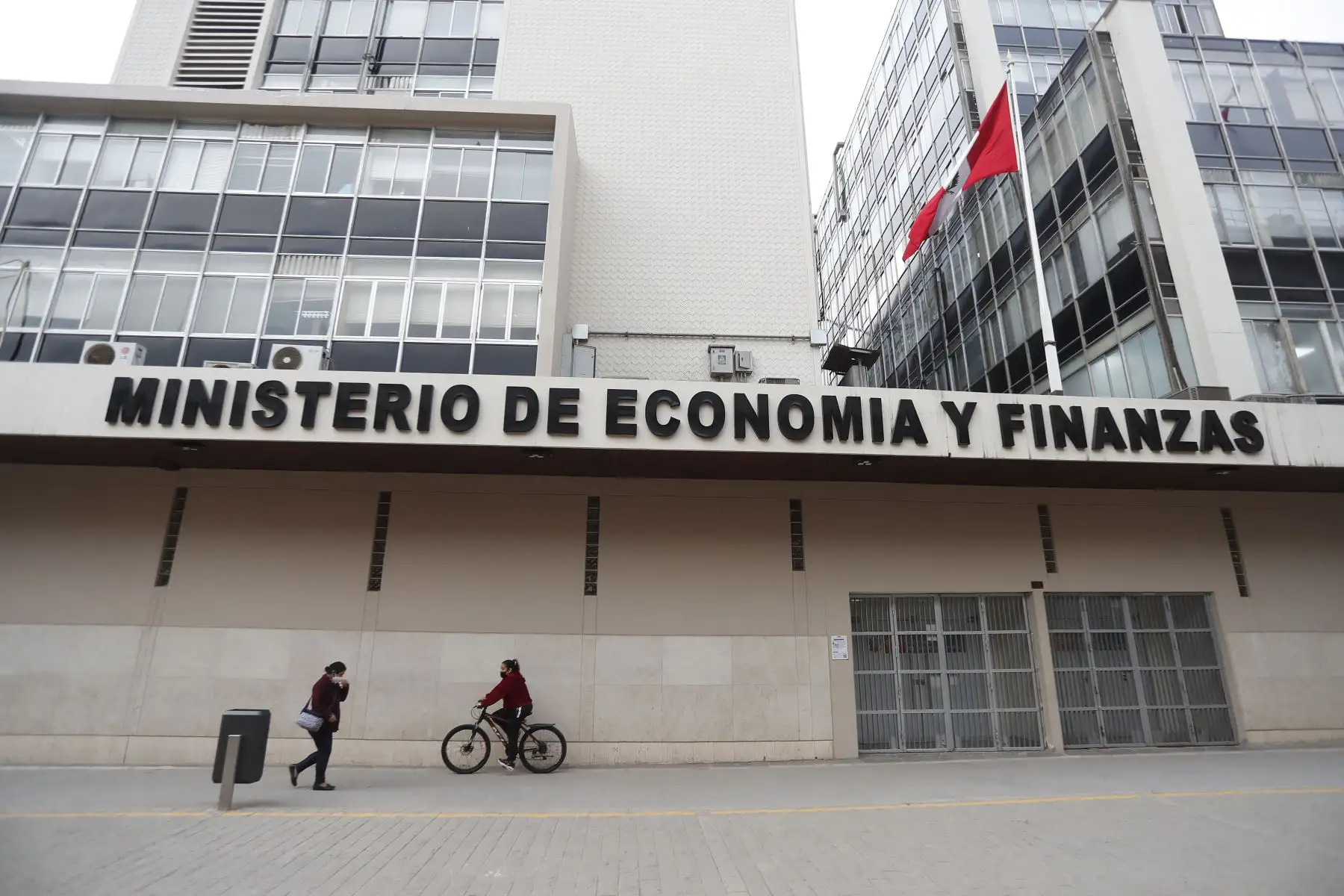 Gobierno anuncia s/ 18.000 millones en bonos, obras y alivio tributario para 2027