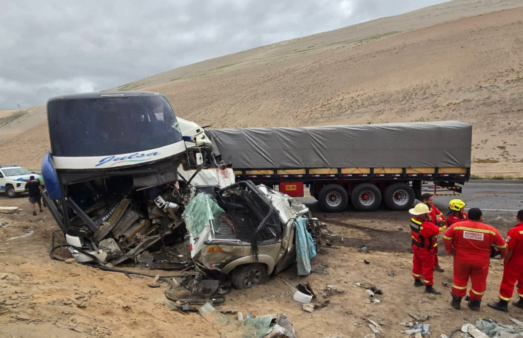 Cuatro fallecidos y 12 heridos dejó triple choque en Camaná