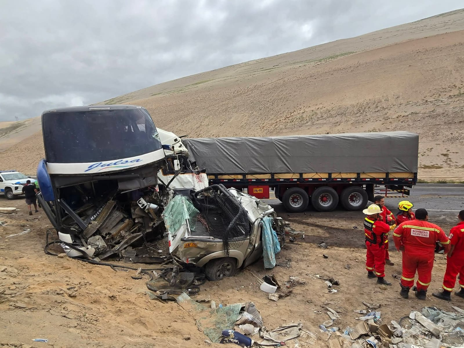 Cuatro fallecidos y 12 heridos dejó triple choque en Camaná