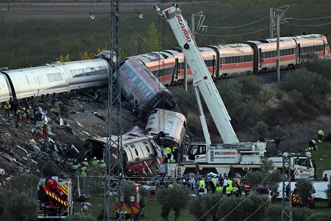 Tragedia ferroviaria en España deja al menos 64 muertos y 80 heridos