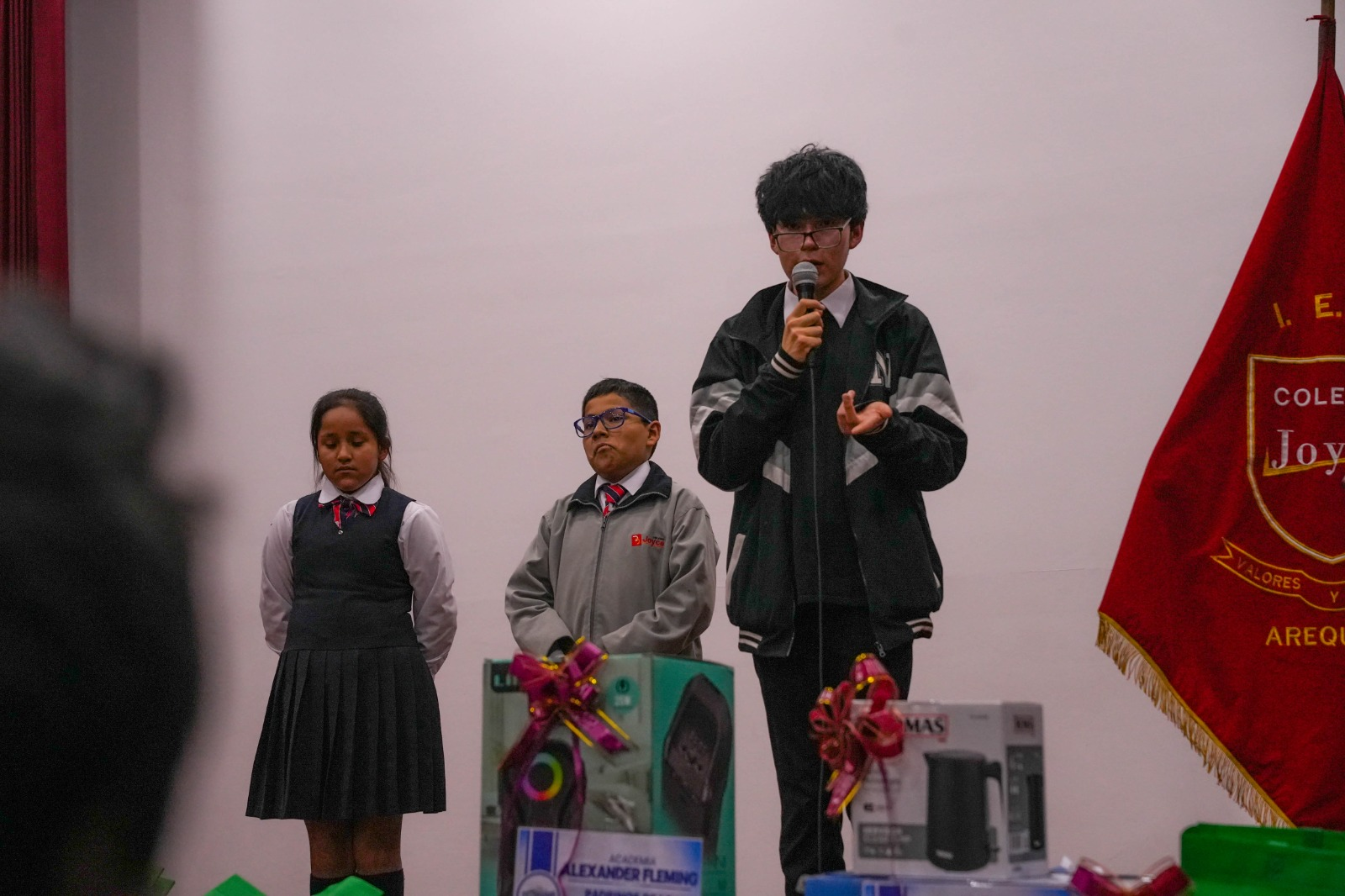 Diez colegios participan en primer en concurso de liderazgo democrático