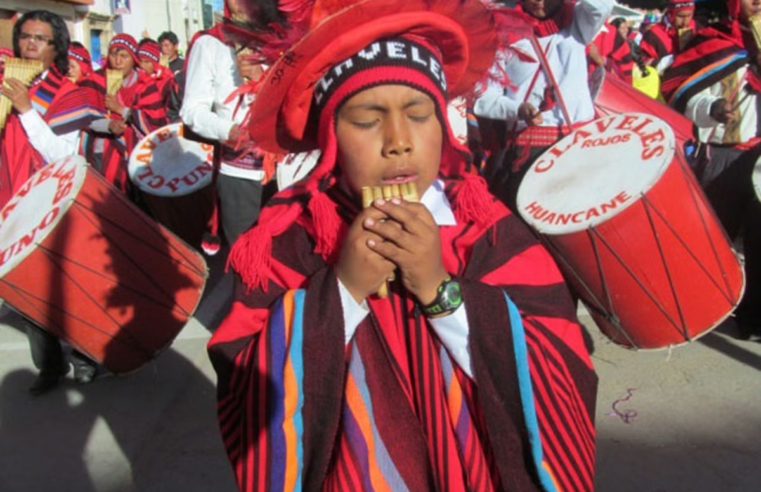 1 240 escolares llevan el sikuri a las calles para preservar tradición