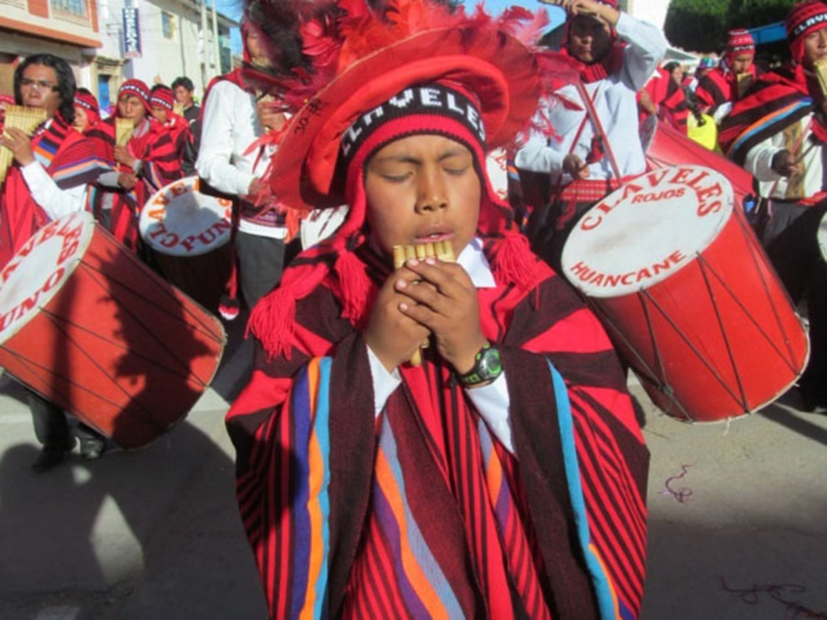 1 240 escolares llevan el sikuri a las calles para preservar tradición